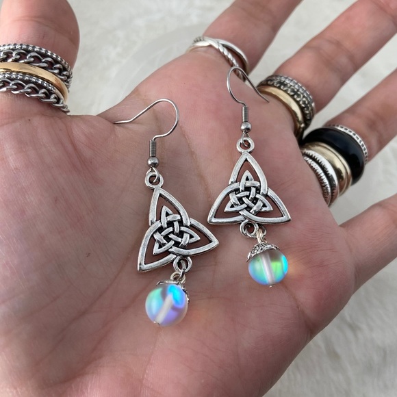 Celtic knot & opalite beads dangly irish earrings - Picture 2 of 11